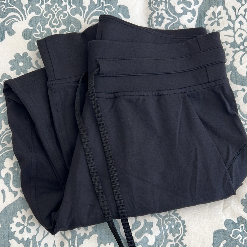 Lululemon black sweatpant joggers